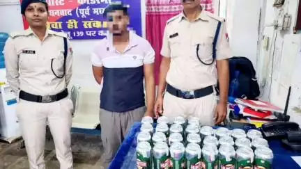 कोडरमा: कोडरमा स्टेशन से बिहार शराब की तस्करी करते हुए एक युवक को आरपीएफ ने किया गिरफ्तार