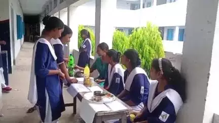 পুরাতন মালদা: মঙ্গল বাড়ি গার্লস জুনিয়র হাই স্কুলের উদ্যোগে পড়ুয়াদের মধ্যে আমের পুষ্টি গুণ বিষয়ে প্রদর্শনী মেলা অনুষ্ঠিত হয়