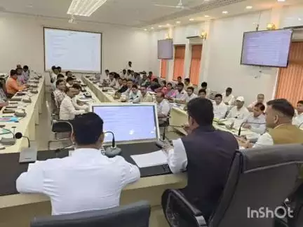 बेगूसराय: कारगिल भवन में मुंगेर कमिश्नर की अध्यक्षता में विभिन्न विभागों की हुई समीक्षा, दिए कई निर्देश