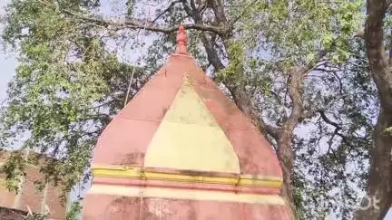 कर्वी: गंगा जी रोड में स्थित प्राचीन शिवालय बदहाली का शिकार है