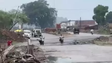 देवसर: देवसर क्षेत्र में बोलेरो से गांव-गांव पहुंचाई जा रही अवैध शराब का ग्रामीणों ने किया विरोध