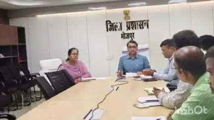 आरा: मुख्यमंत्री ग्रामीण सड़क सुदृढ़ीकरण योजना की समीक्षा बैठक में DM ने कार्यपालक अभियंता और संवेदक को दिए सख्त निर्देश