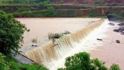 शाहूवाडी: कांडवण लघुपाटबंधारे तलाव ओसंडला; नदीकाठच्या नागरिकांना सतर्कतेचा इशारा