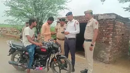 नूह: पुन्हाना-जुरहेड़ा रोड पर सुन्हेड़ा बॉर्डर पर नूंह पुलिस ने 230 वाहनों के काटे चालान