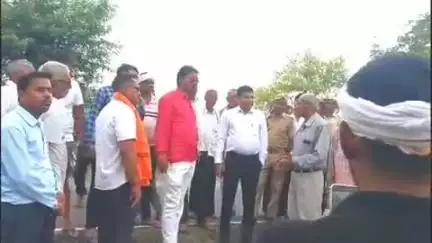 बारा: किसानों की शिकायत पर SDM बारा ने भगदेवा गांव में भूमि का किया निरीक्षण, दिया आश्वासन