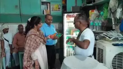 तेंदूखेड़ा: तेंदूखेड़ा में मोबाइल फूड टेस्टिंग लेबोरेटरी ने आइसक्रीम, फालूदा व कोल्ड ड्रिंक की दुकानों का किया औचक निरीक्षण