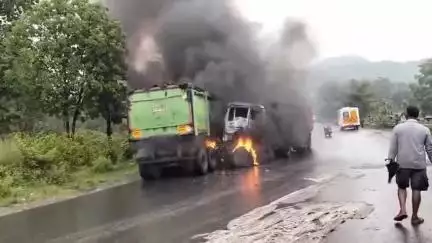 पेटरवार: पेटरवार-गोला सीमा पर ट्रेलर और हाइवा की टक्कर, भीषण आग में एक चालक झुलसा