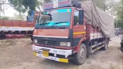 கயத்தாறு: சுங்கச்சாவடி பகுதியில் வாகன சோதனையின் போது புகையிலை பொருட்கள் பறிங்கள் நான்கு பேர் கைது