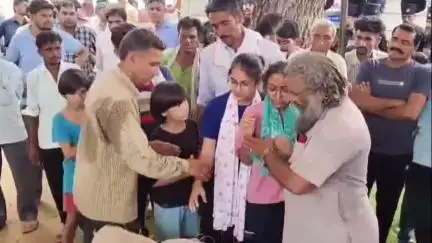 झुंझुनू: नानक बास में बेटी ने सूबेदार पिता को अंतिम विदाई दी, 5 किमी तिरंगा यात्रा व सैन्य सम्मान के साथ हुआ अंतिम संस्कार