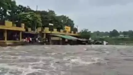 चितरपुर: लगातार बारिश से भैरवी-दामोदर नदी का जलस्तर बढ़ने से रजरप्पा मंदिर के छिलका पुल के ऊपर से बह रहा है पानी
