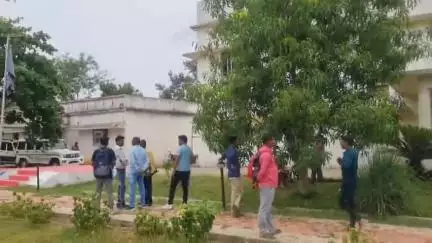 कांकेर: नक्सल पीड़ित परिवारों ने कांकेर पुलिस अधीक्षक कार्यालय में नवीन नक्सल पुनर्वास नीति का लाभ दिलाने के लिए सौंपा ज्ञापन