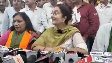 भिवानी: भिवानी में राज्यसभा सांसद किरण चौधरी ने पूर्व मुख्यमंत्री भूपेंद्र सिंह हुड्डा और सांसद दीपेंद्र हुड्डा को दिया प्रसाद
