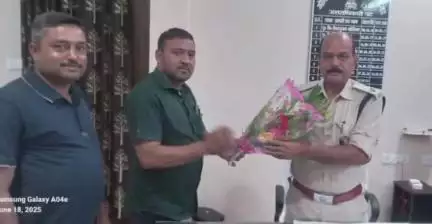 गोविंदपुर: आजसू के निरसा प्रखंड प्रभारी और प्रखंड सचिव ने गोबिंदपुर के नए थाना प्रभारी को गुलदस्ता देकर किया स्वागत