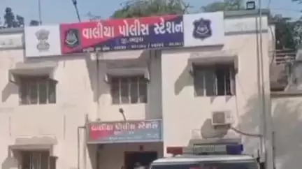 વાલિયા: પોલીસે દોલતપુર ગામના આદિવાસી ફળિયામાંથી વિદેશી દારૂનો જથ્થો ઝડપી પાડ્યો હતો