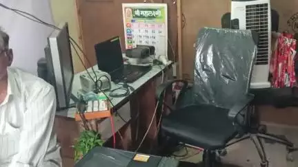 दिंडोरी: वनी येथे आज आधार नोंदणीला सरोवरचा प्रॉब्लेम असल्याने नागरिकांना तासंतास बसावे लागले #Jansamasya
