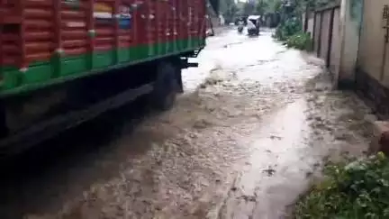 হবিবপুর: বৃষ্টি হলেই জলমগ্ন হয়ে পড়ে বক্সিনগর রাজ্য সড়ক জমা জলে দুর্ভোগ পোহাতে হয় পথচারী সহ যানবাহন চালকদের #jansamasya