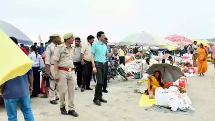 संगम क्षेत्र में मण्डलायुक्त ने साफ-सफाई और अन्य व्यवस्थाओं का किया निरीक्षण, सही व्यवस्थाएं न दिखने पर जताई नाराजगी