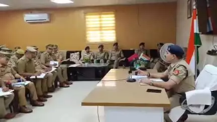 शामली: एसपी ने पुलिस लाइन में मासिक सैनिक सम्मेलन और अपराध गोष्ठी को संबोधित किया