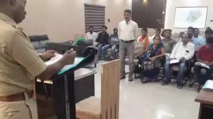 डेहरी: डेहरी एसपी कार्यालय में पुलिस अधीक्षक ने आमजनों की समस्याएं सुनीं
