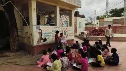 अंबड: ठेकेदाराच्या उदासीनतेमुळे बोरी येथील जिल्हा परिषद च्या विद्यार्थ्यांना अध्यायनासाठी बसावे लागते उघड्यावर# Jansamsya