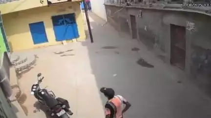 नवाबगंज: जैदपुर में चोर ने एक बाइक की चोरी, सीसीटीवी कैमरे में आने के डर से एक बाइक को छोड़कर दूसरी लेकर हुआ फरार