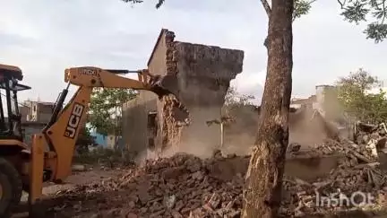 राहतगढ़: ब्लॉक कॉलोनी स्थित हनुमान मंदिर के पीछे बने जर्जर क्वार्टर को गिराया गया