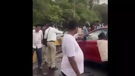 नागपूर शहर: नरेंद्र नगर उडान पुलावर अनियंत्रित   कार धडकली सुरक्षा भिंतीला