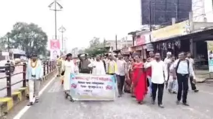 सूरजपुर: स्कूलों में कार्यरत सफाई कामगारों ने कलेक्टर दर की मांग को लेकर रैली निकाली, सरकार ने 100 दिन में पूरी करने का किया था वादा