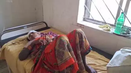 पाकरटांड: कुरुसकेला के पास मोटरसाइकिल से गिरी महिला, माथे पर लगी चोट