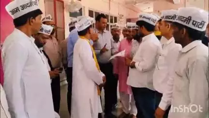 बागपत: आम आदमी पार्टी के सैकड़ों कार्यकर्ताओं ने उत्तर प्रदेश में विद्युत व्यवस्था को लेकर DM कार्यालय पर किया धरना प्रदर्शन