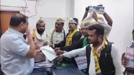 फर्रुखाबाद: बिजली कटौती के विरोध में AAP कार्यकर्ताओं ने फतेहगढ़ कलेक्ट्रेट में किया प्रदर्शन