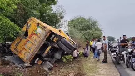 कोटड़ी: ढ़ेलाणा गांव के पास बड़ला चौराहे पर स्कूटी सवार को बचाने के प्रयास में गिट्टी से भरा डंपर पलटा