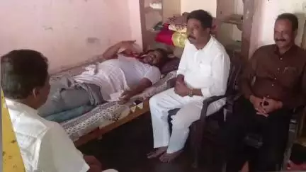 కార్యకర్తలకు అండగా వైసీపీ పార్టీ
- మౌలాబాయ్ ని పరామర్శించిన మాజీ ఎమ్మెల్యే సంజీవయ్య