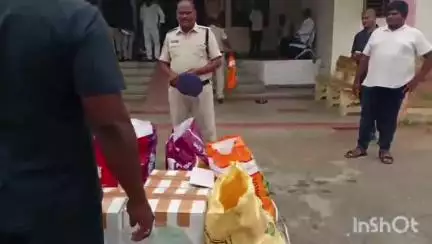 అశ్వారావుపేట: ఎలాంటి అనుమతులు లేకుండా విత్తనాల అమ్ముతున్న ఐదుగురిని అరెస్టు చేసినట్లు తెలిపిన జూలూరుపాడు సీఐ ఇంద్రసేనారెడ్డి