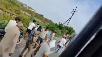 मुरैना नगर: किराया मांगने पर बस कंडक्टर को बस से खींचकर मारपीट, आरोपी फरार, वीडियो वायरल