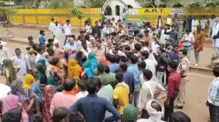शिवपुरी नगर: खुड़ा बस्ती में फांसी पर लटका मिला नवविवाहिता का शव, परिजनों ने पीएम हाउस के बाहर किया चक्का जाम