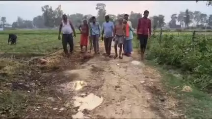 नवाबगंज: उसरी जाने वाला मार्ग हुआ जर्जर, सभासद सहित स्थानीय लोगों ने सड़क निर्माण कराने की उठाई मांग #jansamasya