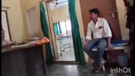 कासगंज: ढोलना प्राथमिक स्वास्थ्य केंद्र में एएनएम ने प्रसव कराने के लिए रुपए मांगने का वीडियो सोशल मीडिया पर हुआ वायरल