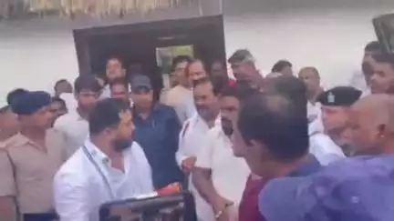राजपुर: अहियापुर तिहरे हत्याकांड के 24वें दिन नेता प्रतिपक्ष तेजस्वी यादव पहुंचे गांव, एनडीए सरकार पर साधा निशाना