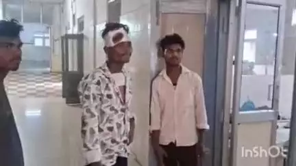 निवास: ग्राम रपटा के बजरंग चौराहा पर मारुति वैन और बाइक की टक्कर, दादा, नाती सहित एक युवक घायल