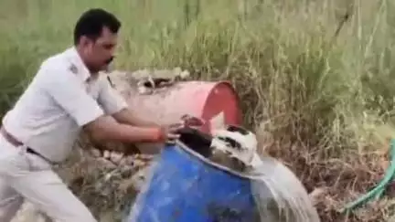 मोतिहारी: पूर्वी चंपारण मोतिहारी जिले में A.L.T.F. ने 27,500 लीटर शराब नष्ट की, 12 भट्ठियां ध्वस्त, 1 गिरफ्तारी