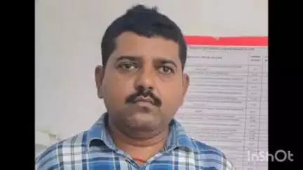 वाराणसी में प्रधान डाकघर के बाबू को फर्जी आय जाति प्रमाण पत्र बनवाने के मामले में किया गया गिरफ्तार