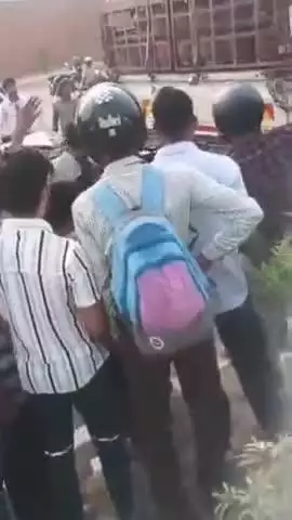 नरवल: महाराजपुर थाना क्षेत्र में नेशनल हाईवे 2 पर कार और सिलेंडर भरे ट्रक में हुई भिड़ंत, तीन लोग गंभीर रूप से घायल