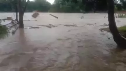 বাঘমুণ্ডী: টানা বৃষ্টিপাতের জেরে শালডাবরা গ্রামের নদীতে পারাপার বন্ধ, দুই পাড়ের মানুষজনের যোগাযোগ একেবারে বিচ্ছিন্ন