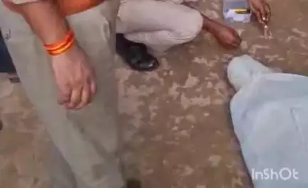 उरई: ग्राम सिमरिया में पानी भरने गई बेटी के साथ नशे में युवक ने की गाली-गलौज, पिता ने युवक को पीटकर उतारा मौत के घाट