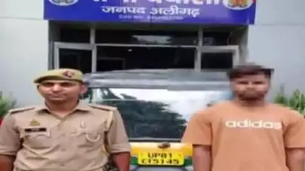 कोल: थाना क्वार्सी पुलिस टीम ने इंजीनियरिंग कॉलोनी के गेट के पास से शातिर चोर को चोरी की टेंपू के साथ गिरफ्तार किया