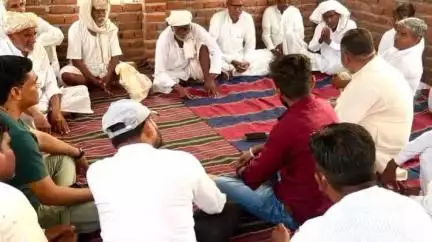 बज्जू: बज्जू के पूर्णवाला की रोही में ठेकाकर्मी की मौत के मामले में आर्थिक सहायता राशि देने पहुंचे अधिकारी