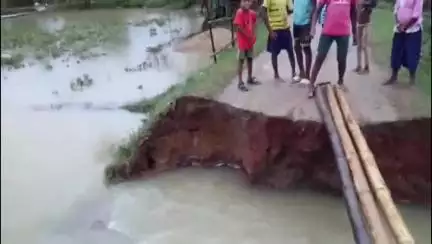 বাঘমুণ্ডী: প্রবল বৃষ্টিপাতে বাঁধডী গ্রামের রাস্তার মাঝে ধস পড়ে বিপত্তি ঘটল যাতায়াত আপাতত বন্ধ