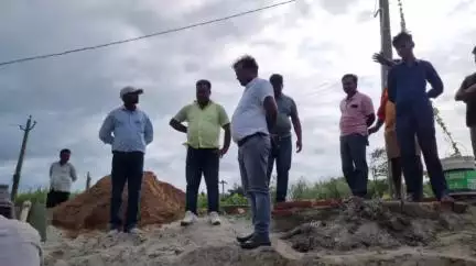 जलालगढ़: एकंबा पंचायत के वार्ड संख्या 2 में छठ घाट निर्माण में अनियमितता की जांच करने पहुंचे अधिकारी और जनप्रतिनिधि