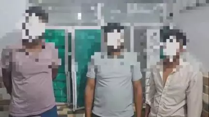 नौगावां सादात: नौगांवा गांव दौलतपुर में घर में घुसकर मारपीट और आग लगाने वाले तीन आरोपियों को पुलिस ने हिरासत में लिया